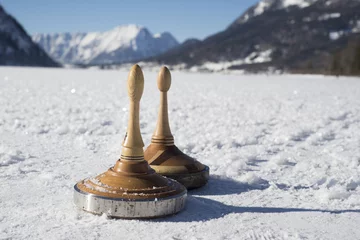 Crédence de cuisine en verre imprimé Sports dhiver Zwei Eisstöcke auf See vor winterlicher Gebirgslandschaft mit Saarstein