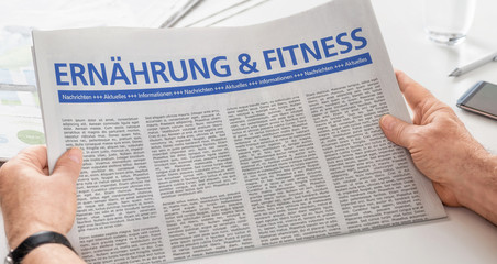 Naklejka premium Mann liest Zeitung - Ernährund und Fitness