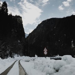 дорога в снегу среди гор