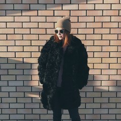 девушка в шубе на улице 