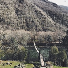 веревочная лестница через горную реку