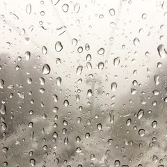 Капли дождя на стекле кабинки канатной дороги 
