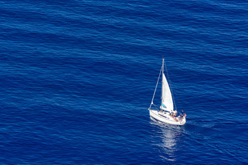 Segelyacht im Mittelmeer