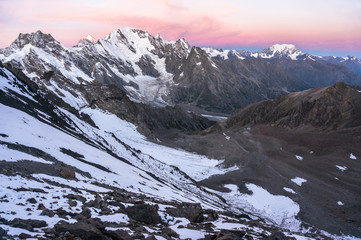 Obraz premium Sundown in the high snowy mountains.
