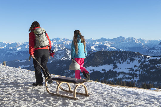 Mutter und Tochter mit Schlitten unterwegs auf Rigi Kulm, Schweiz