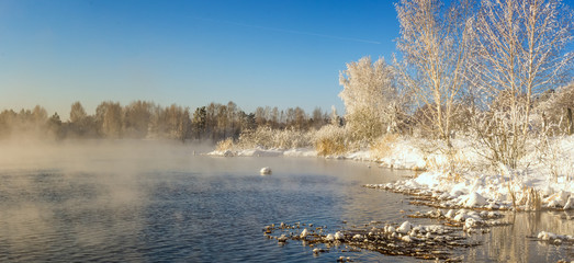 весенний пейзаж на берегу озера с туманом и деревьями в инее, Россия, Урал © 7ynp100