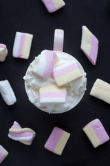 Heiße Schokolade mit Sahne und Marshmallows