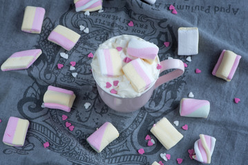 Trinkschokolade mit Sahne und Marshmallows