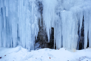 Mur glac&eacute; grottes de covatanas en suisse