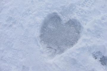 Coeur sur lac gelé