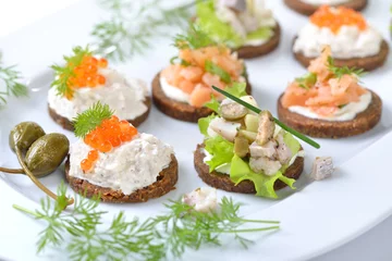 Peel and stick wallpaper Buffet, Bar Leckeres Fisch-Fingerfood mit Lachstatar, Matjestatar und Forellencreme mit Kaviar -  Finger food with salmon tartar, trout mousse with caviar and herring salad on pumpernickel bread 