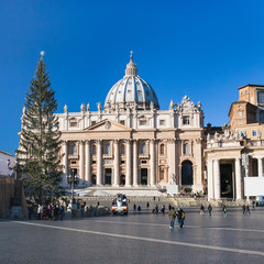 Obraz premium Square and St Peter Basilica in xmas season