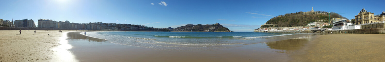 Fototapeta premium Donostia-San Sebastian, Kraj Basków, miasto, Hiszpania. Plaża La Concha, widok panoramiczny. 28.01.2017