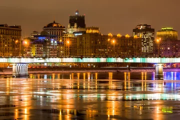Foto op Plexiglas Night scenic view on city and the bridge over Moscow river. On the background the building of Ministry of Foreign Affairs under reconstruction. Russia. © Media_Works