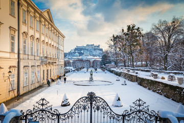 Fototapeta premium Salzburg Mirabell Gardens z Hohensalzburg Fortress zimą, Austria