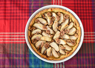 Tart with apple and nuts