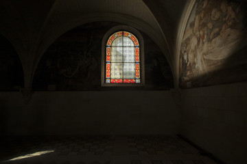 Vitrail et fresque de la chapelle de l'abbaye de Fontevraud, France