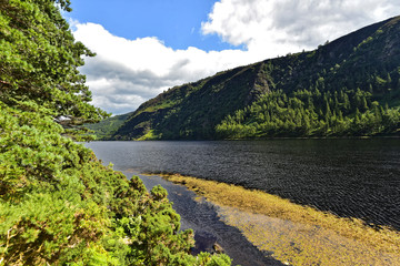 Wicklow Mountains National Park - Upper Lake im Tal von Glendalough