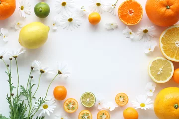 Fotobehang Frame van verschillende citrusvruchten en margrietbloem, bovenaanzicht © nana77777