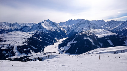Fototapeta na wymiar Winterliche Berge an der Skipiste