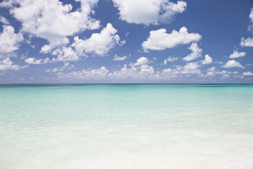 Fototapeta na wymiar Light blue water sea and blue sky with clouds