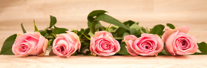 Naklejka premium rosa Rosen auf einem Holzhintergrund