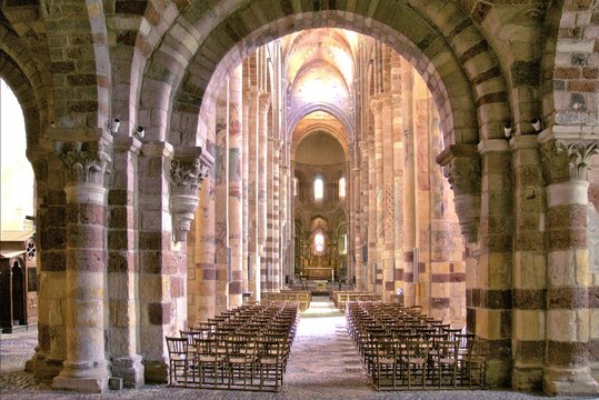 Das Kirchenschiff in der Basilika St.Julien in Brioude, Auvergne
