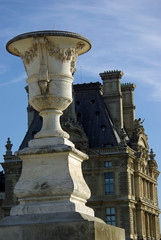 Fototapeta na wymiar Vase en marbre blanc au jardin des Tuileries à Paris, France