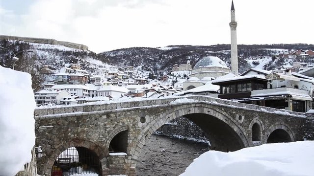 Steinbogenbr&uuml;cke Prizren im Winter