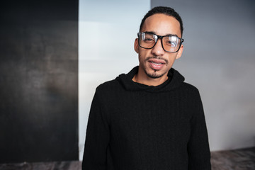 Obraz premium Closeup of serious african american young man in eyeglasses