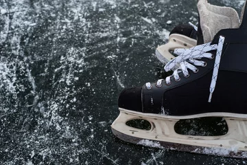 Verduisterende gordijnen hockey scates on ice pond riwer © ygor28