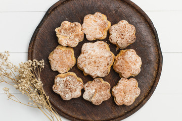 Scones sobre plato de madera redondo rústico. Vista superior