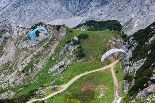 Paragliding in the mountains around Garmisch Partenkirchen