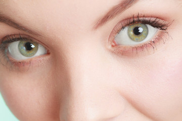 Obraz premium Kobieta z szeroko otwartymi oczami zbliżenie.