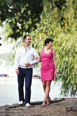 Obraz premium man and woman holding hands