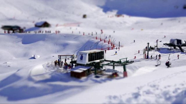 Time lapse con tilt shift de la estaci&oacute;n de esqu&iacute; de Formigal en el pirineo aragon&eacute;s con gente moviendose y mucha nieve