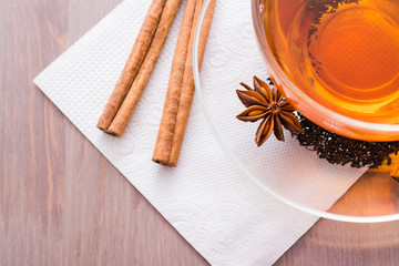 Чашка с чаем, корица и бадьян на столе