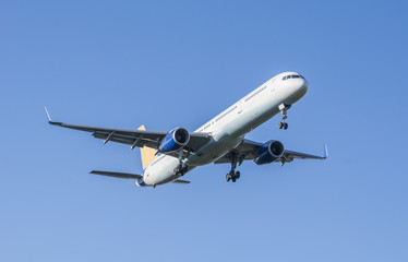 Fototapeta premium Flugzeug started vor blauem Himmel