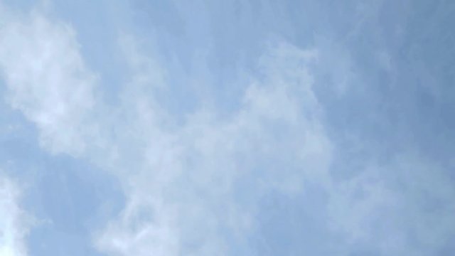 Um c&eacute;u azul com nuvens passando e clima de paz e liberdade.