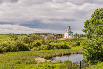 Fototapeta na wymiar View of the Church of Elijah the Prophet on Ivanova mountain before the storm in Suzdal