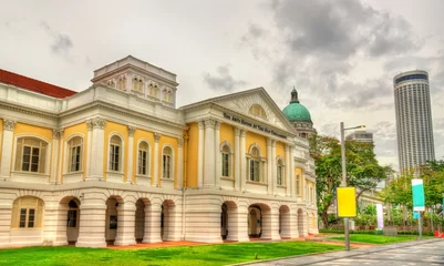 Zelfklevend Fotobehang The Arts House at the Old Parliament, a historic building in Singapore © Leonid Andronov