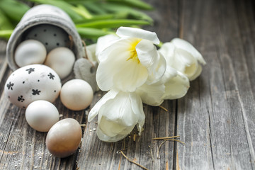 Fototapeta na wymiar Easter eggs and white tulips