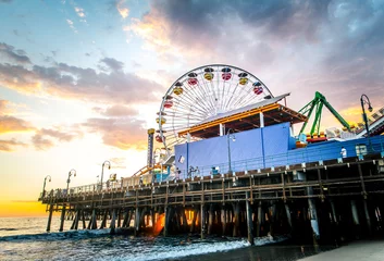 Schilderijen op glas Santa Monica pier at sunset © oneinchpunch