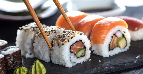 Papier Peint photo Bar à sushi Différents types de sushis