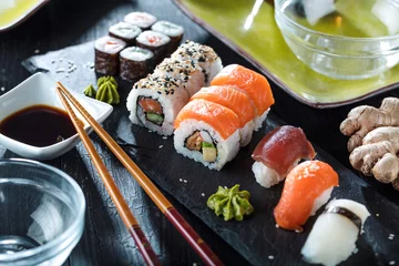 Foto auf Acrylglas Sushi-bar Sushi Verschiedene sorten 
