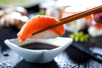 Selbstklebende Fototapeten Sushi Verschiedene sorten  © karepa