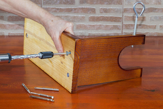 Un carpintero fabrica un jamonero para cortar el jamon