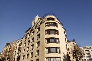 Fototapeta na wymiar Immeuble moderne à Paris