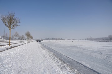 Fototapeta na wymiar Winterlandschaft am zugefrorenen See
