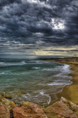 Mare in tempesta con cielo nuvolo e atmosfera drammatica